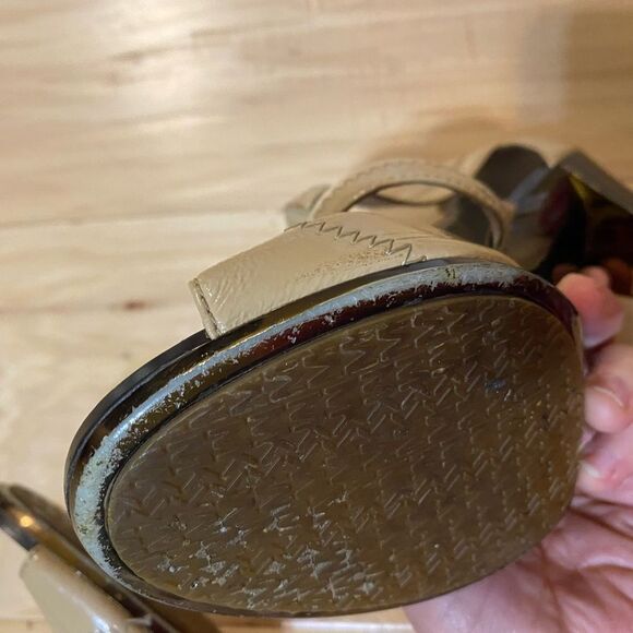 Michael Kors Berkeley T strap patent beige sandal in size 6.5 - Picture 10 of 14
